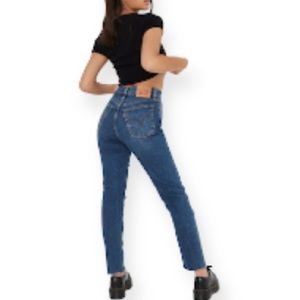 Levi’s wedgie skinny slight distressed Jeans in excellent preowned condition 29